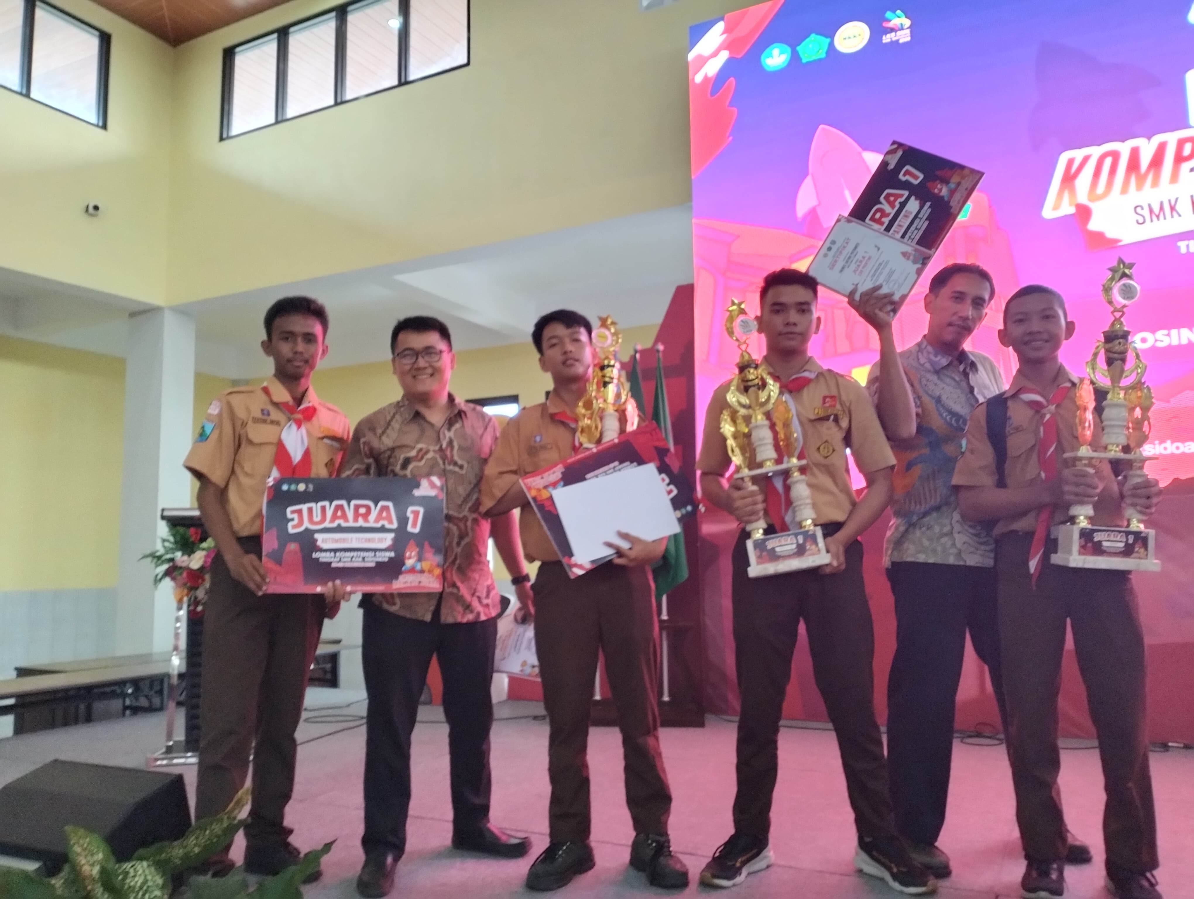 BANGGA: Para siswa SMK Krian 2 Sidoarjo Jurusan Teknik Kendaraan Ringan (TKR) mendapat juara 1 bidang Automobile technology, car painting dan body repair. (IST)