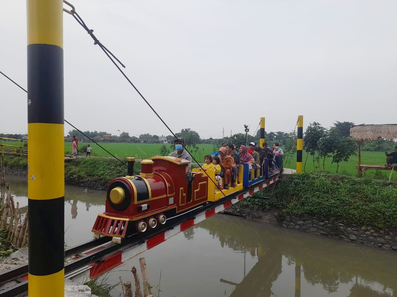 MENUNGGU WAKTU BUKA: Masyarakat ngabuburit di Wisata Mbah Retjo Sidoarjo. (M SAIFUL ROHMAN/RADAR SIDOARJO)