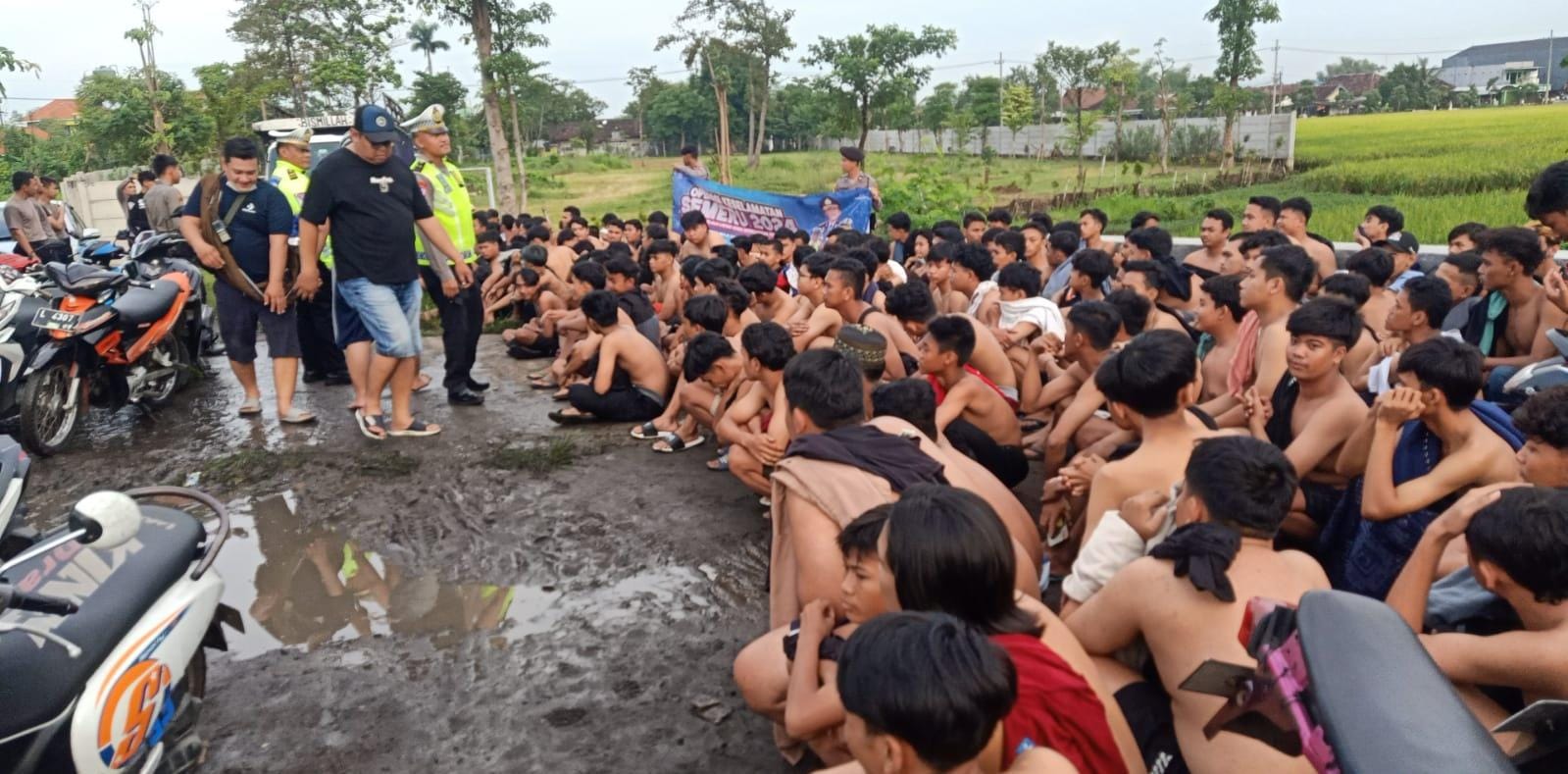 BUAT PELAJARAN: Pembalap liar di Arteri Porong diamankan petugas gabungan. (IST)
