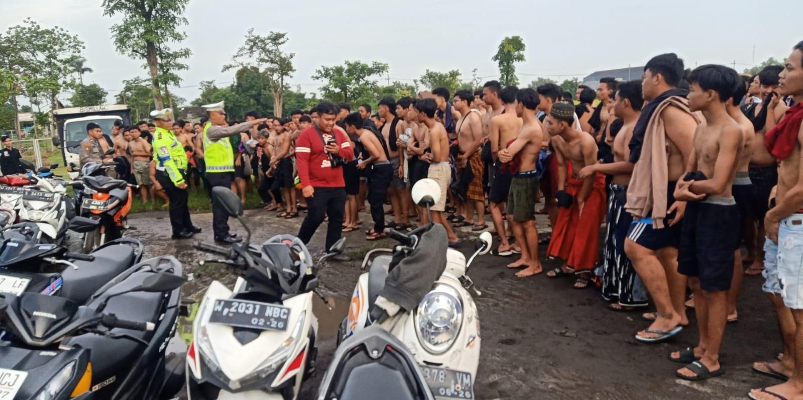 DIAMANKAN: Pembalap liar di Arteri Porong diberikan edukasi petugas gabungan. (IST)