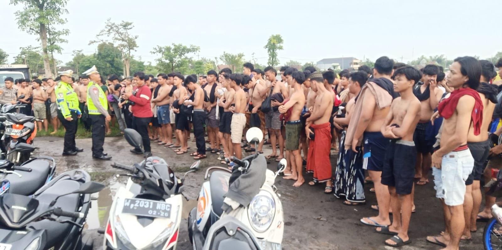 MASIHI SEKOLAH: Pembalap liar di Arteri Porong diamankan petugas gabungan. (IST)