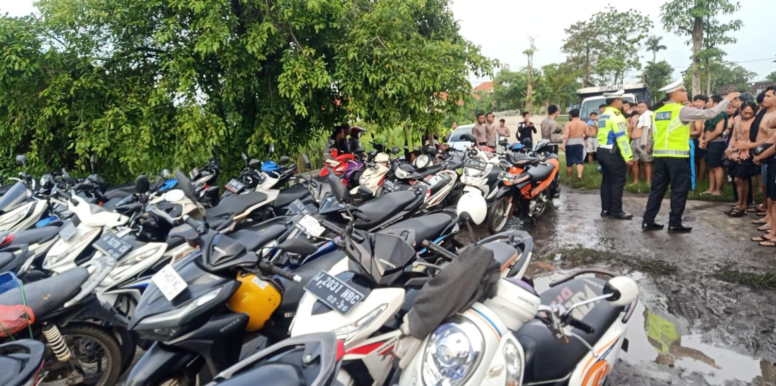 NEKAT: Pembalap liar dan motor di Arteri Porong diamankan . (IST)