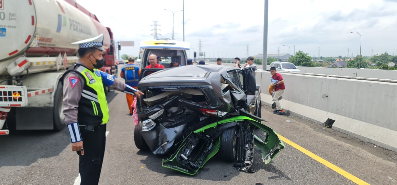 PARAH: Kondisi Grand Livina rusak parah usai ditabrak mobil super car.