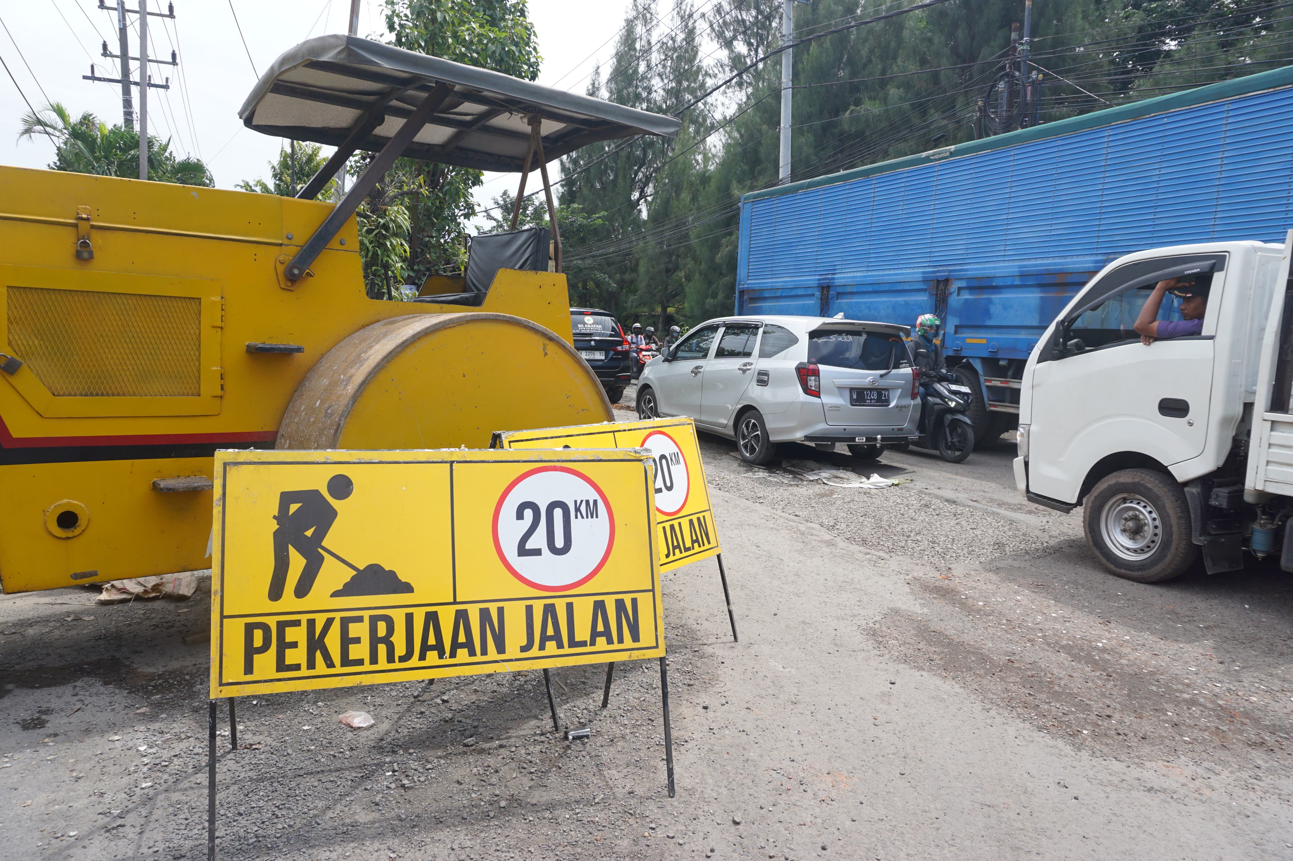 RESPON CEPAT: Alat berat sudah didatangkan untuk perbaikan jalan mulai dari traffic light Kletek ke arah selatan. (IST)  &nbsp;