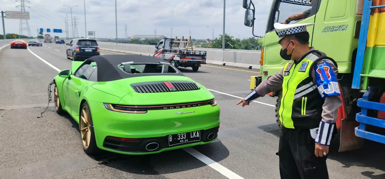 RUSAK DEPAN: Kondisi Porsche 911 Carrera S warna hijau usai alami kecelakaan. (IST)  &nbsp;