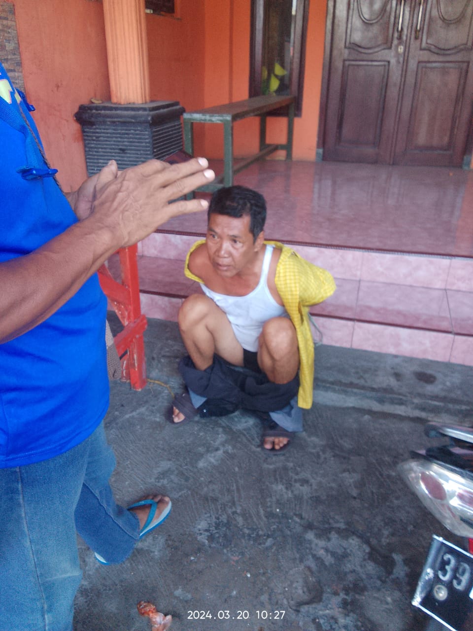 NEKAT : Pelaku usai dihajar massa. (IST)