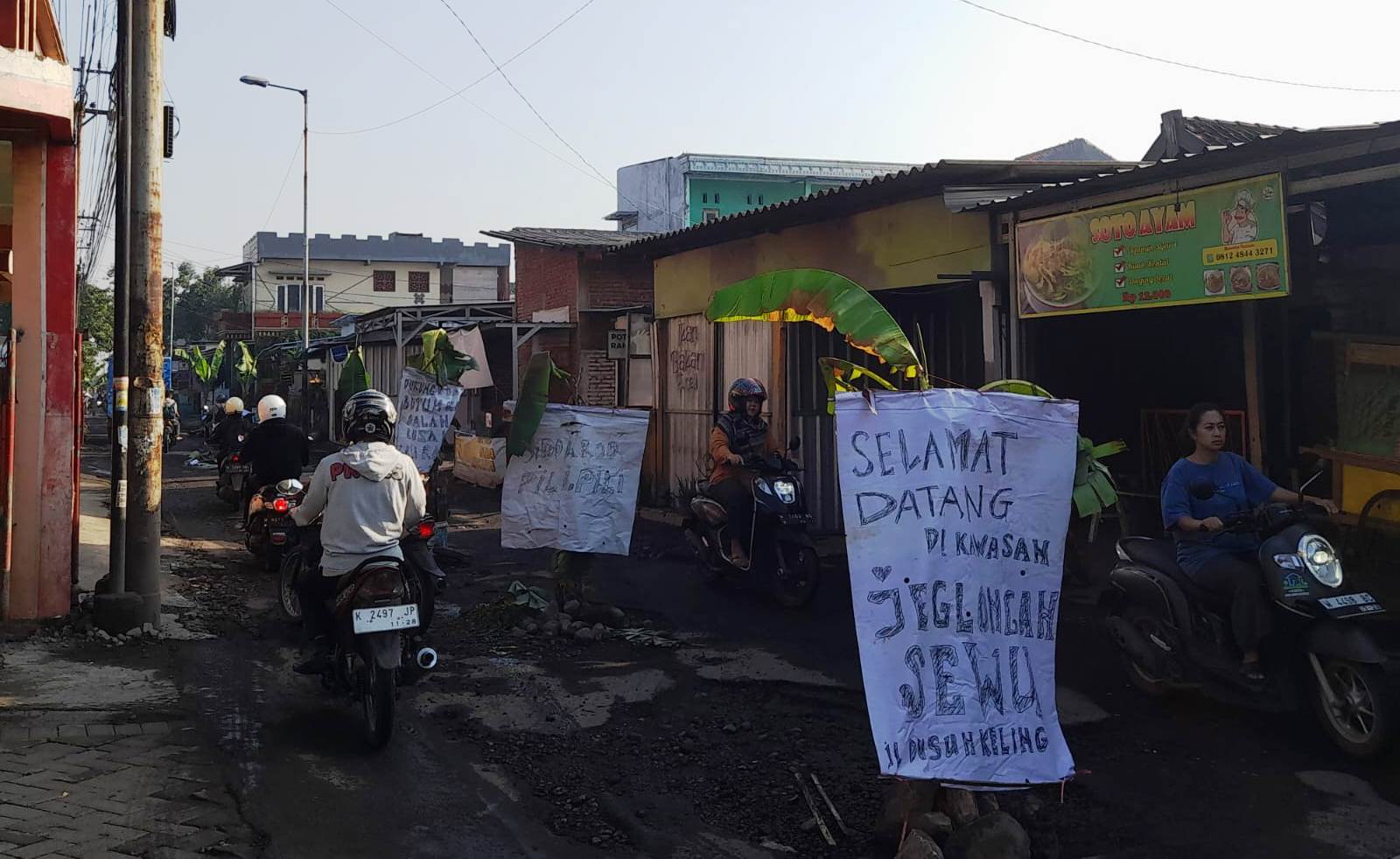 PROTES: Kondisi Jalan Dusun Keling, Desa Jumputrejo ditanami puluhan pohon pisang oleh warga. (M SAIFUL ROHMAN/RADAR SIDOARJO)