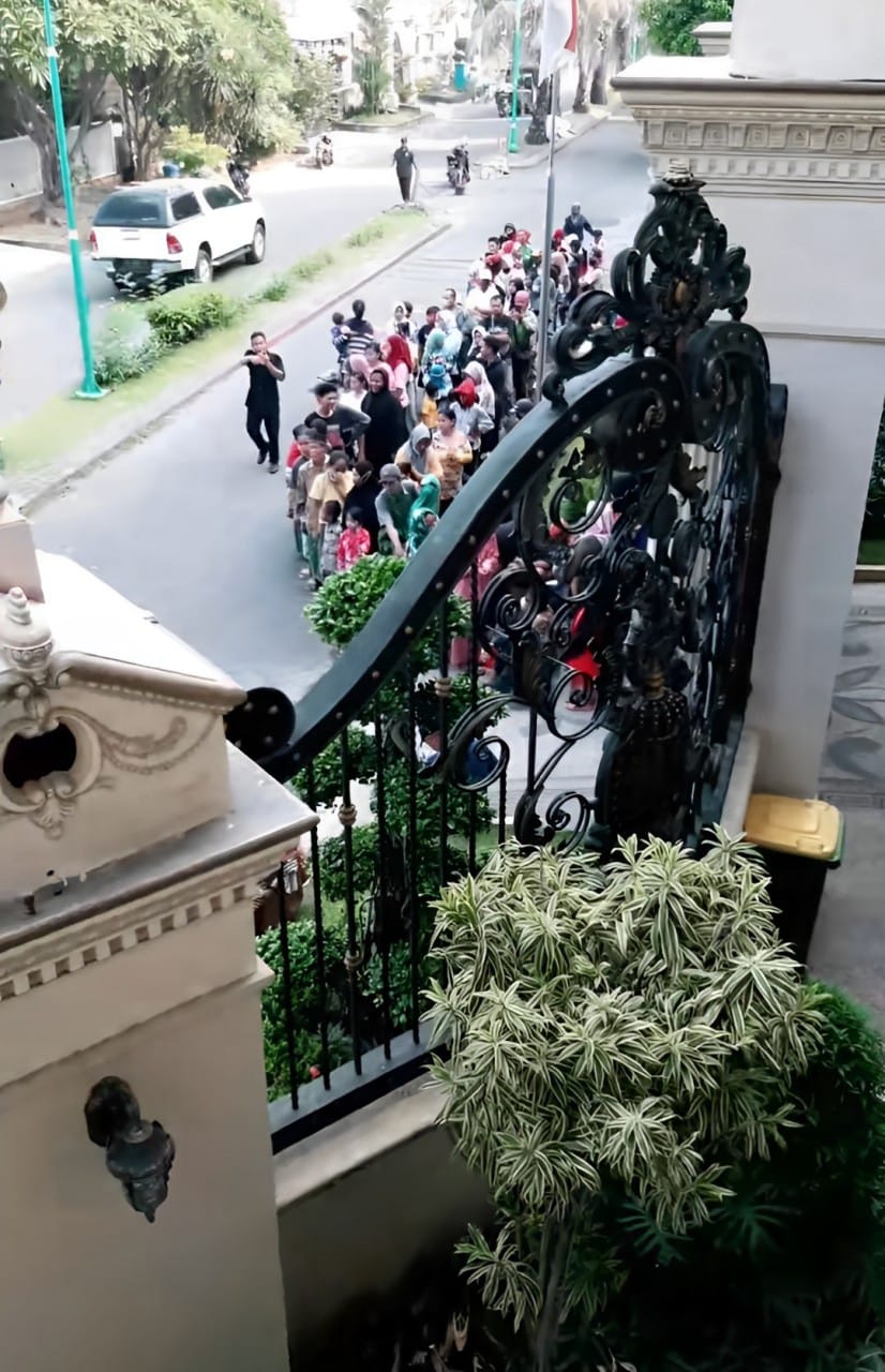 RAMAI: Antrean warga yang mendapatkan takjil gratis di rumah sultan Sidoarjo. (IST/Tangkapan layar akun TikTok @liezalistyowati)