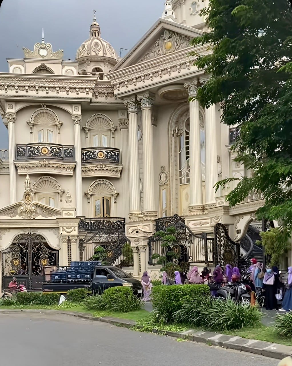MEGAH: Rumah sultan Sidoarjo yang viral saat membagikan takjil gratis. (IST/Tangkapan layar akun TikTok @Pep3ng)