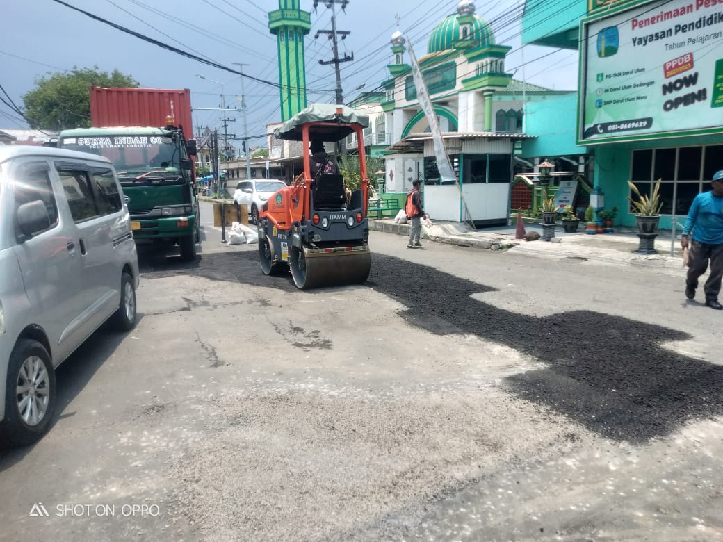 DIKEBUT: Perbaikan jalan terus dilakukan untuk kenyamanan pengguna jalan. (IST)