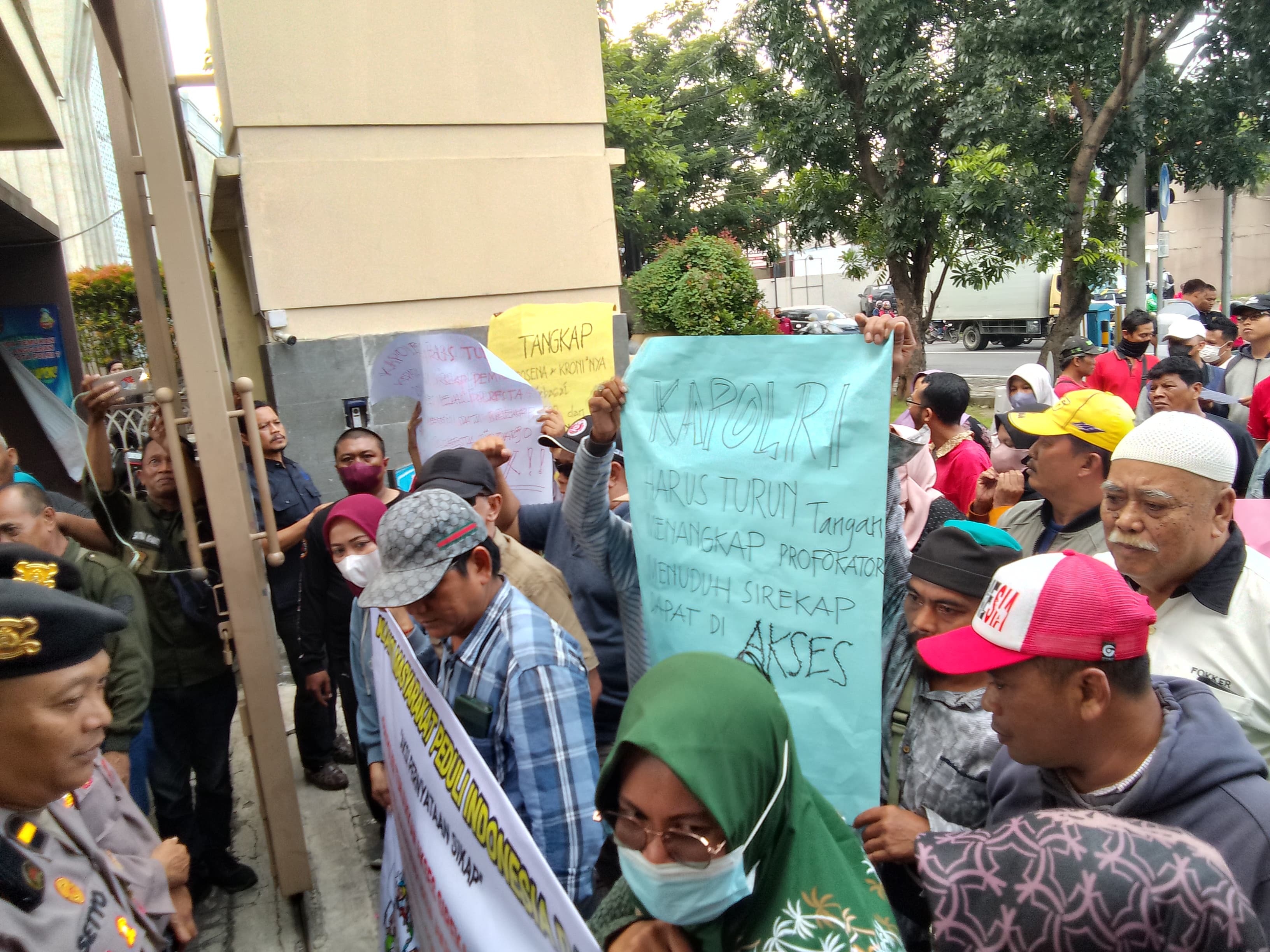 DAMAI: Puluhan massa menyampaikan aspirasi di depan Mako Polresta Sidoarjo. (DIKY PUTRA SANSIRI/RADAR SIDOARJO)