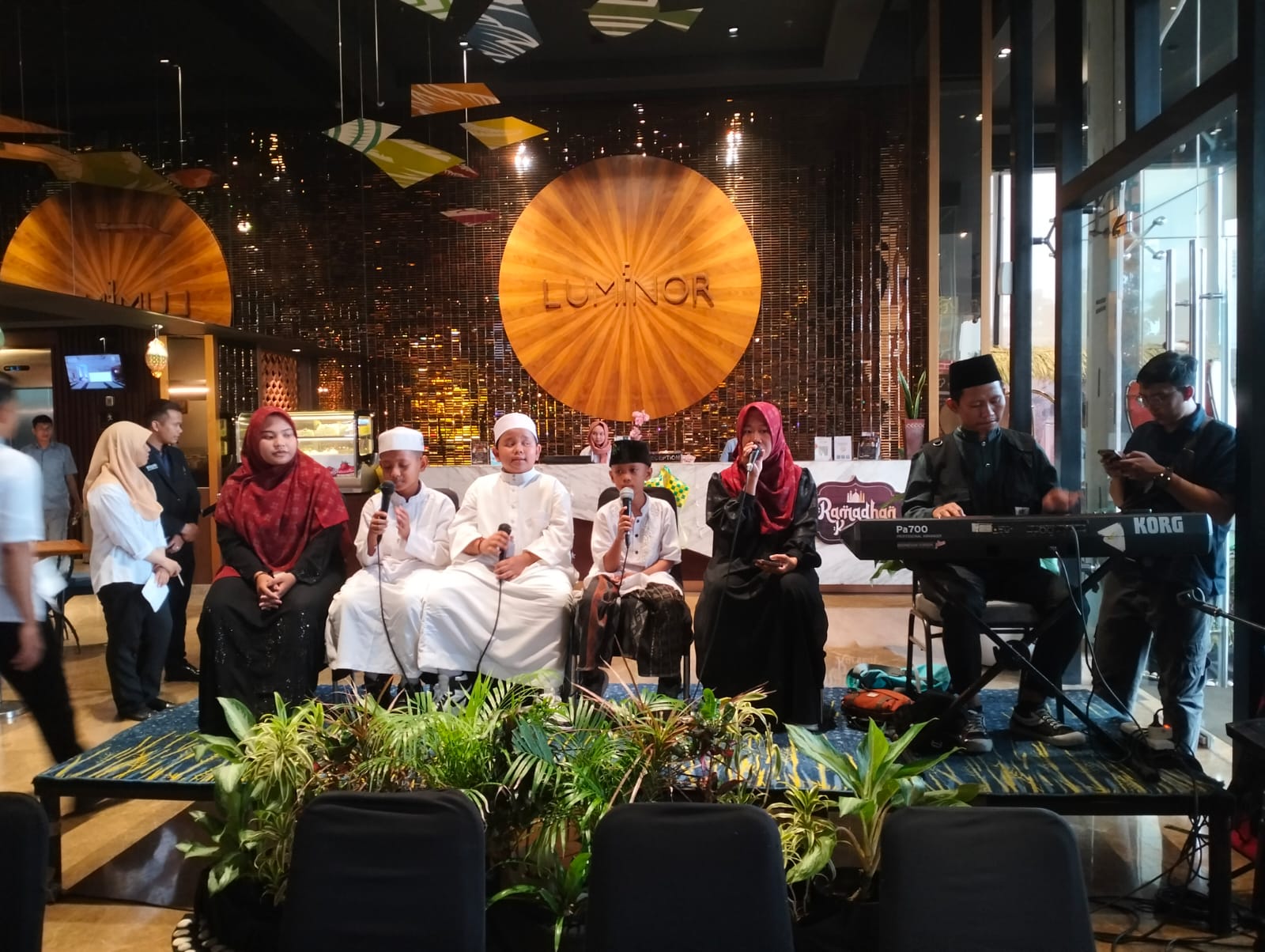 TAMPIL: Siswa dan guru Ml Maarif Ketegan saat menampilkan keindahan sholawat di Hotel Luminor. (ANAS/RADAR SIDOARJO)