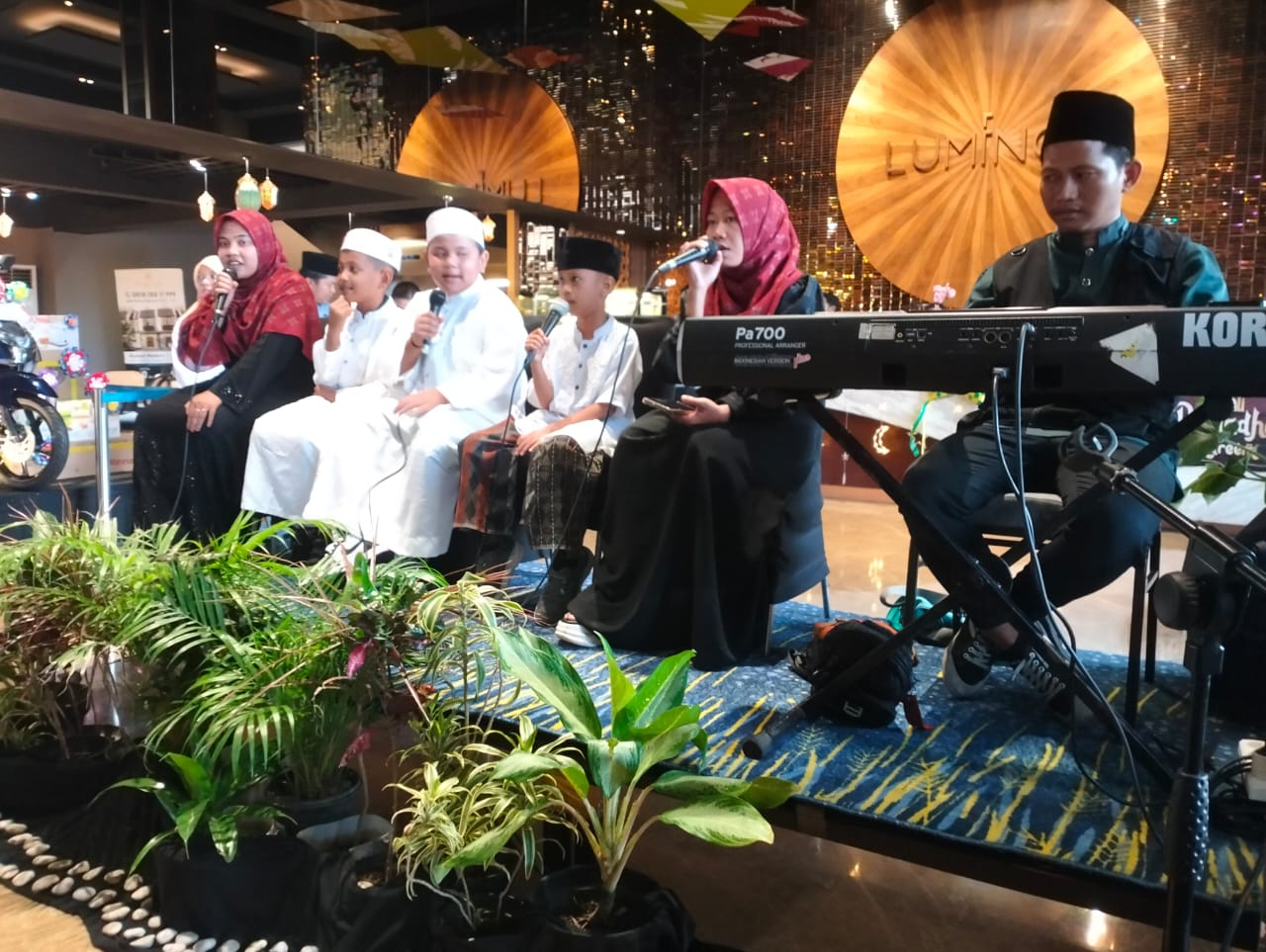 MODERN: Siswa dan guru Ml Maarif Ketegan saat menampilkan keindahan sholawat di Hotel Luminor. (ANAS/RADAR SIDOARJO)