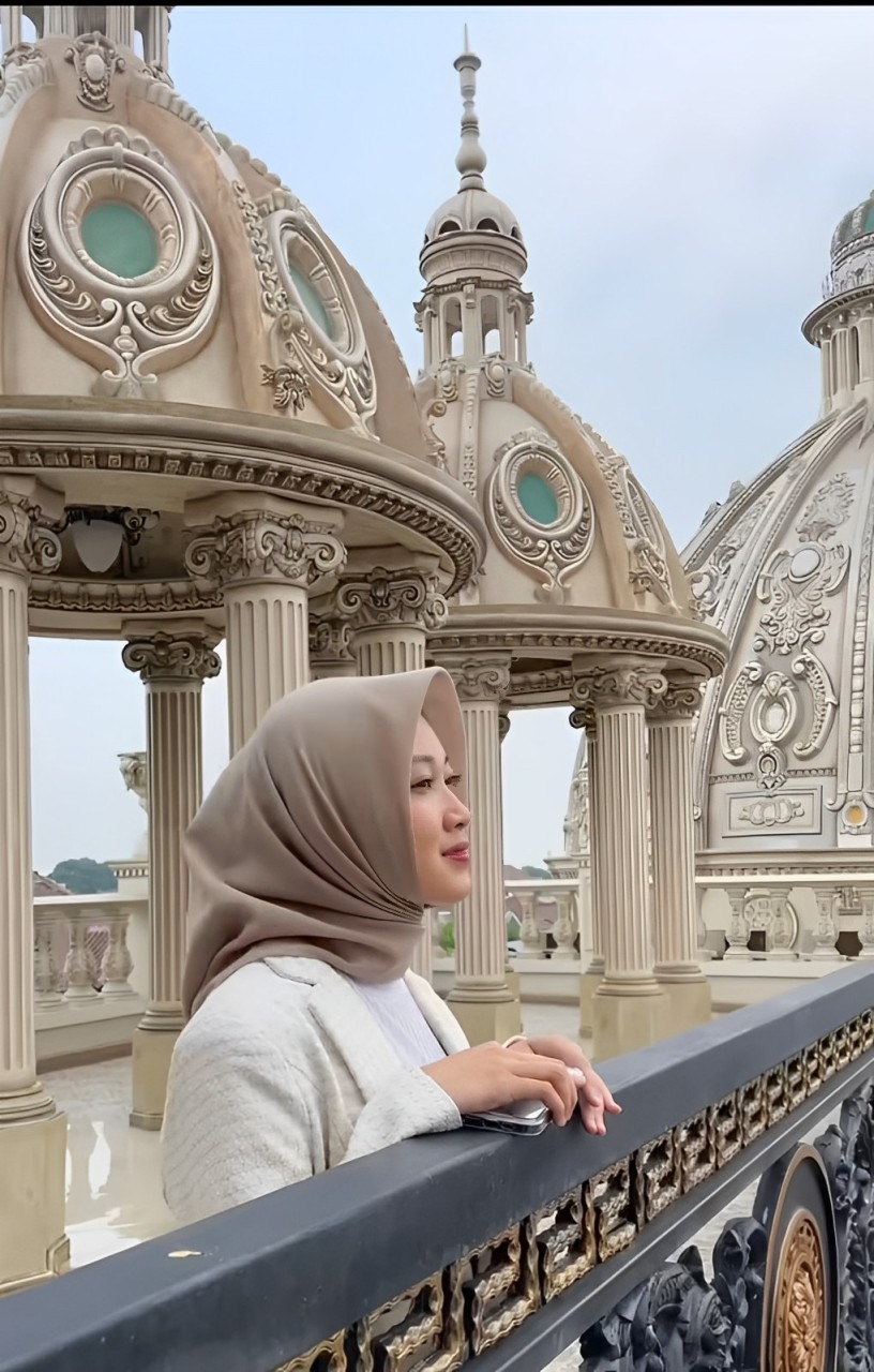 SULTAN: Daffana, pemilik rumah mewah di Puri Surya Jaya, Sidoarjo. (IST/Tangkapan layar akun TikTok @Daffana)