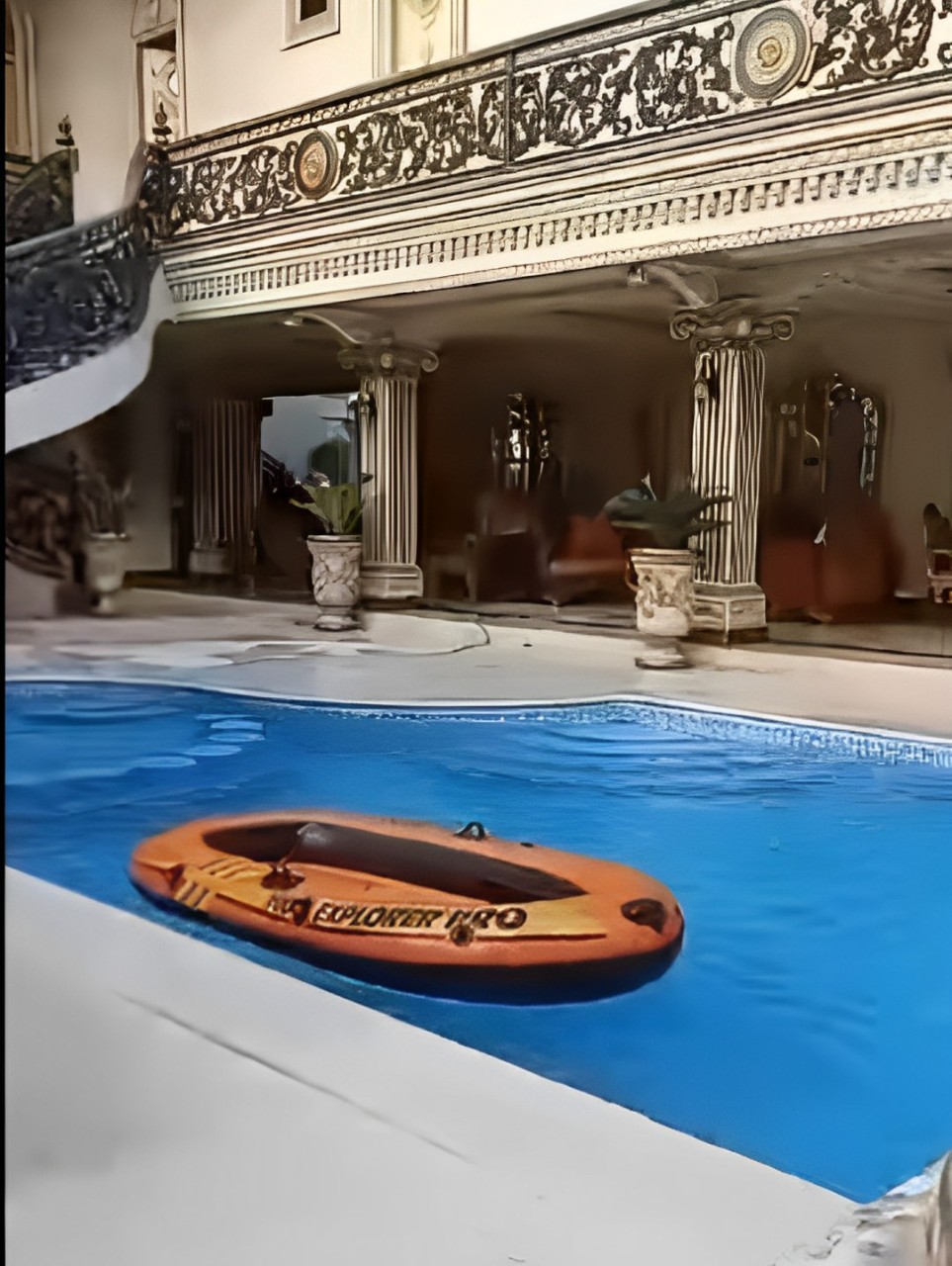 LENGKAP: Fasilitas kolam renang yang ada di rumah Sultan Sidoarjo. (IST/akun TikTok @liezalistyowati)