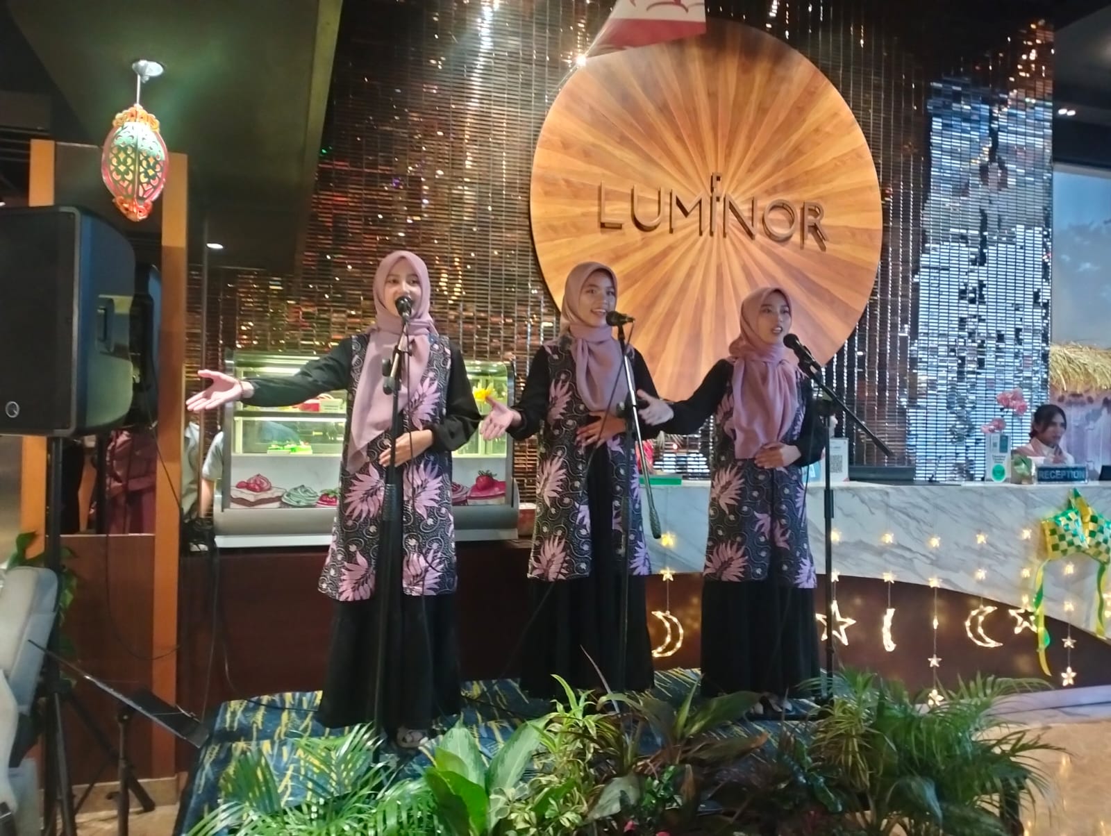 BERANI TAMPIL: Menjelang buka puasa, para santri Darul Ulum Tlasih  memberikan penampilan di hotel Luminor. (ANAS/RADAR SIDOARJO)