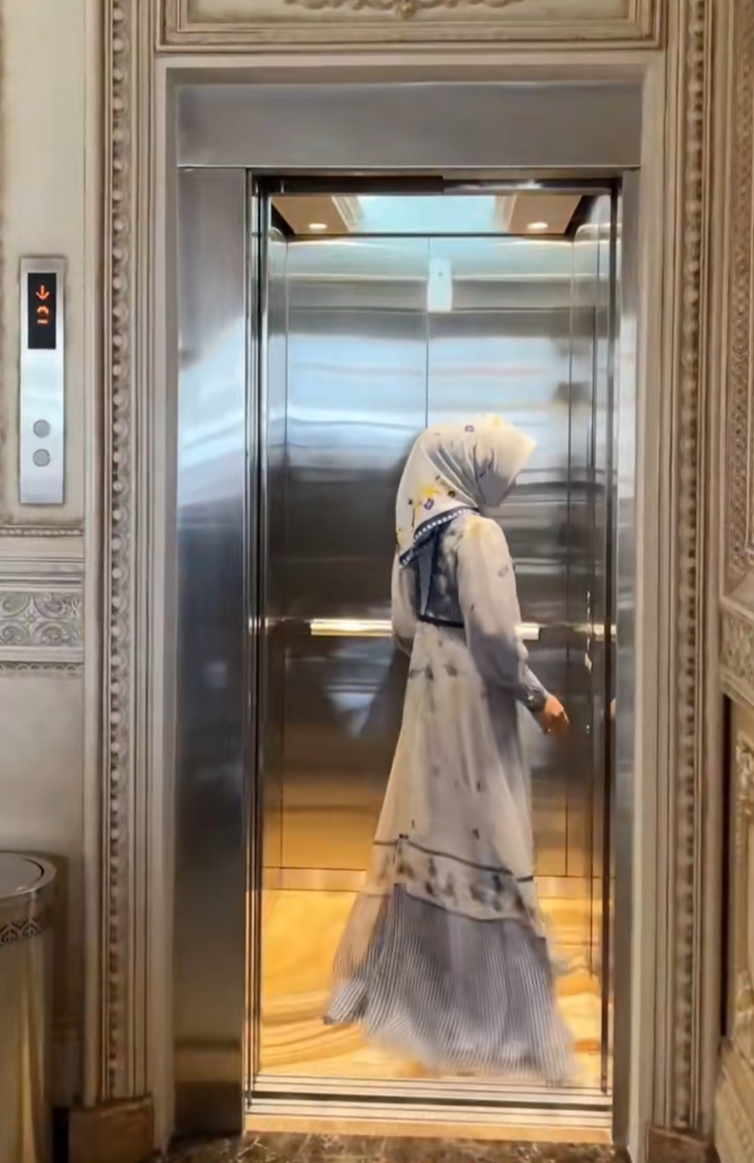 MEGAH: Disediakan lift di dalam rumah Sultan Sidoarjo. (IST/akun TikTok @daffanabiilah)