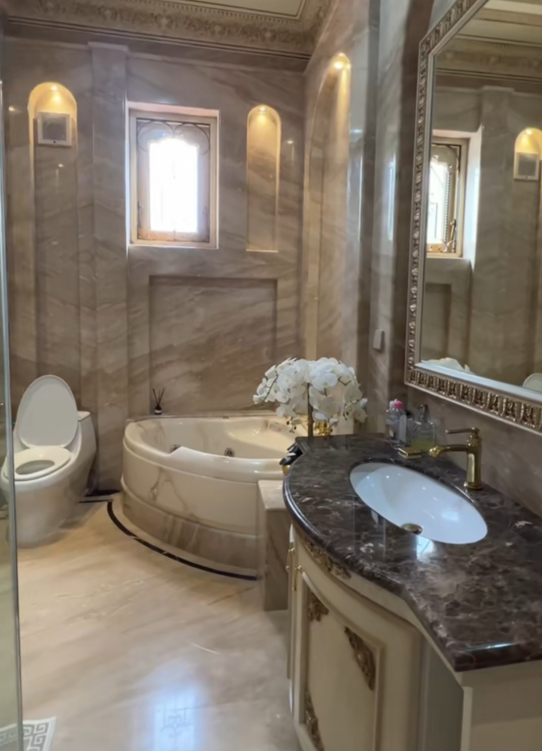 BAK HOTEL: Kamar mandi milik Sultan Sidoarjo dengan bath tub. (IST/akun TikTok @daffanabillah)