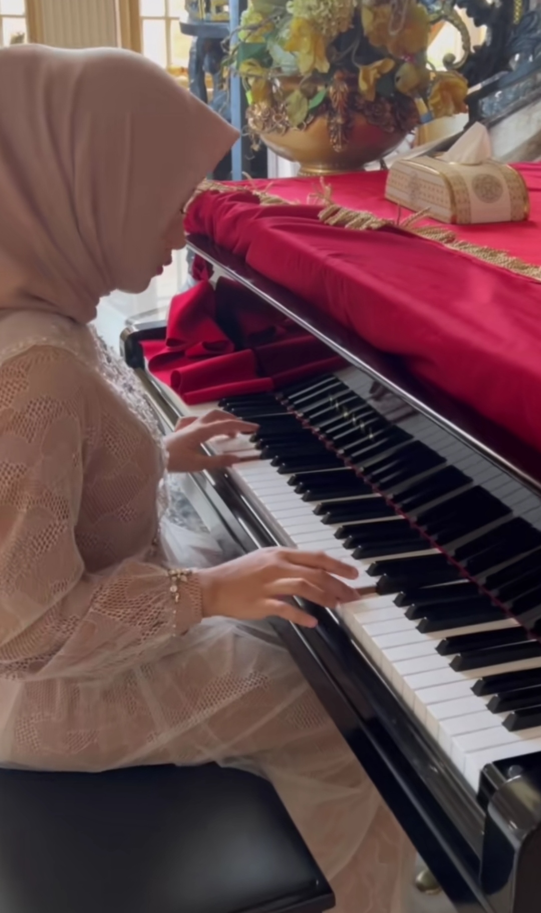 HOBI: Pemilik rumah Sultan Sidoarjo, Daffana, saat memainkan alat musik piano. (IST/akun TikTok @daffanabiilah)