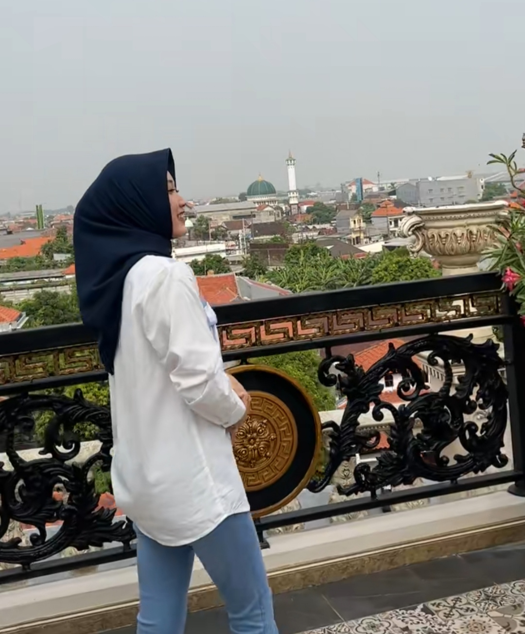 MENYEGARKAN: Pemilik rumah Sultan Sidoarjo, Daffana, menikmati pemandangan dari rooftop rumahnya. (IST/akun TikTok @pak_ributguruviral)