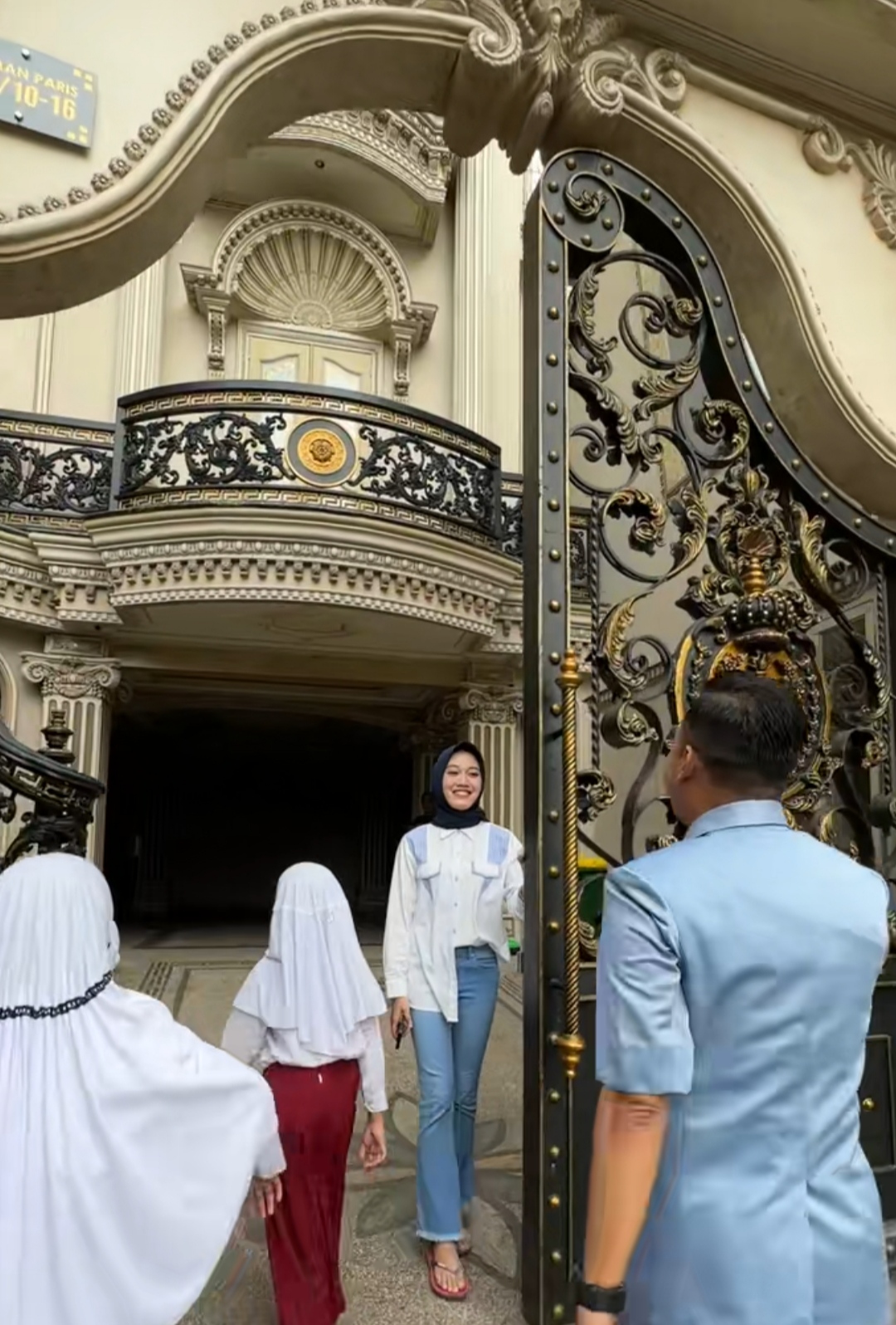 LUAS: Pintu pagar dan garasi mobil di rumah Sultan Sidoarjo. (IST/akun TikTok @pak_ributguruviral)