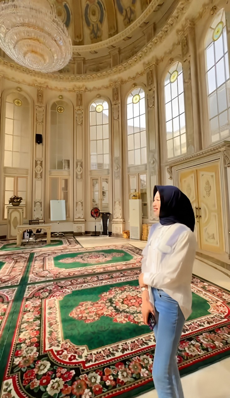 MEGAH: Aula yang ada di rumah Sultan Sidoarjo. (IST/akun TikTok @pak_ributguruviral)
