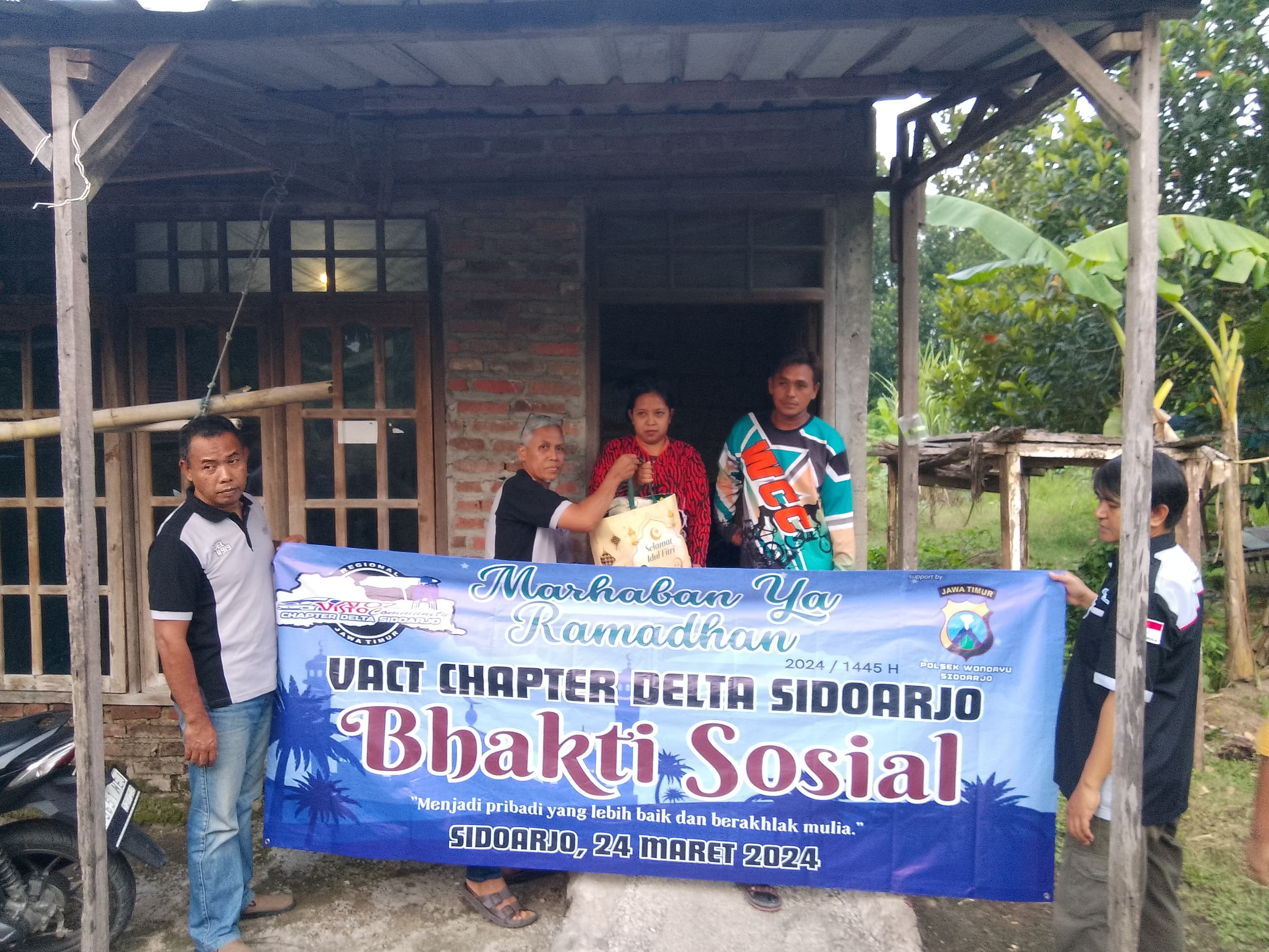 PEDULI : Anggota VACT bagikan sembako kepada warga Wonoayu. (DIKY PUTRA SANSIRI/RADAR SIDOARJO)