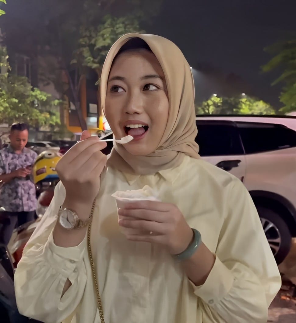 SEGAR: Daffana, Sultan Sidoarjo, saat menikmati kesegaran es puter. (IST/akun TikTok @daffanabiilah)