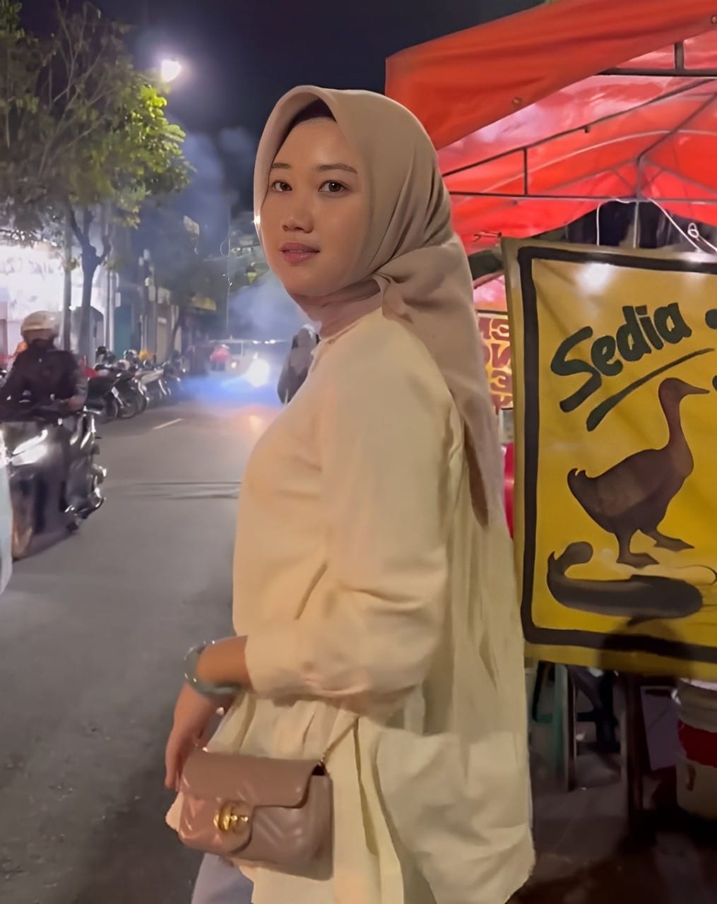 SEDERHANA: Daffana, sosok Sultan Sidoarjo, saat makan di pinggir jalan. (IST/akun TikTok @daffanabiilah)