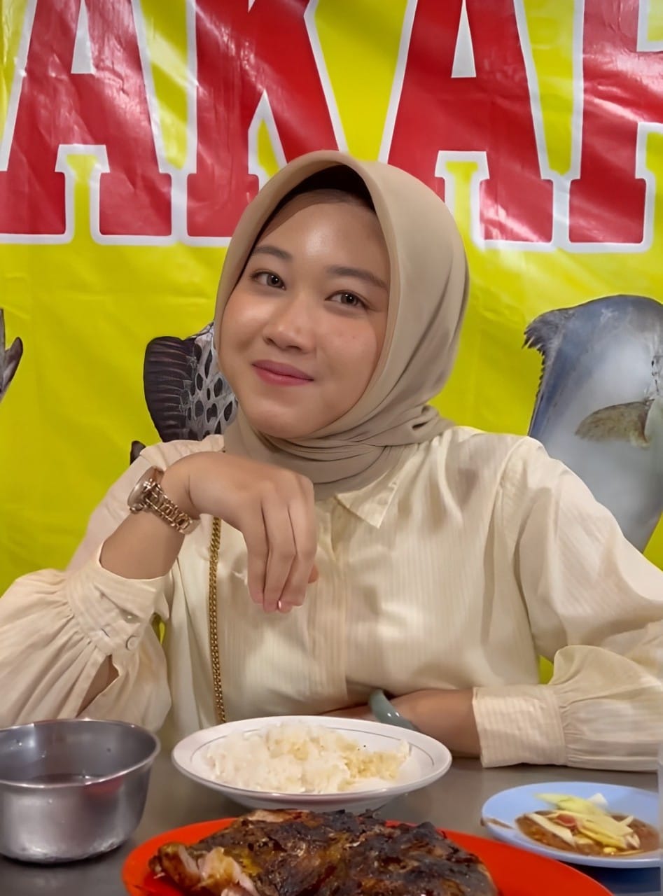 TAK CANGGUNG: Daffana saat menikmati makanan seafood di warung pinggir jalan. (IST/akun TikTok @daffanabiilah)