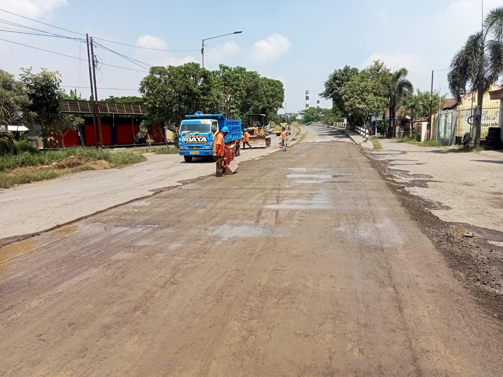 DIKERJAKAN: Perbaikan Jalan Prambon sebelah PT Pabrik Kertas Indonesia (PT Pakerin).  &nbsp;