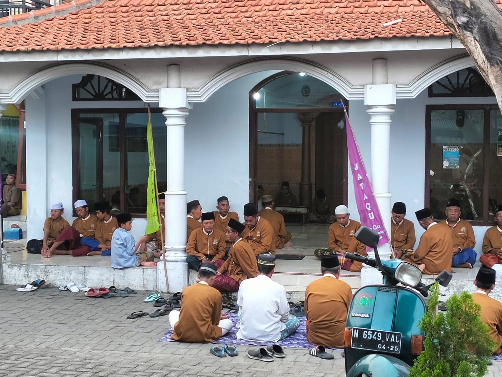 KHUSYUK: Suasana kegiatan Safari Ramadan di Musala An Nur, Dusun Tempel. (ANAS/RADAR SIDOARJO)