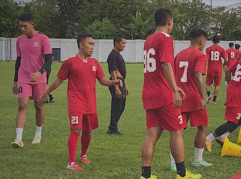 HIKMAH: Pemain Deltras Sidoarjo Rendi Irwan saat latihan di Stadion Jenggolo. (IST)