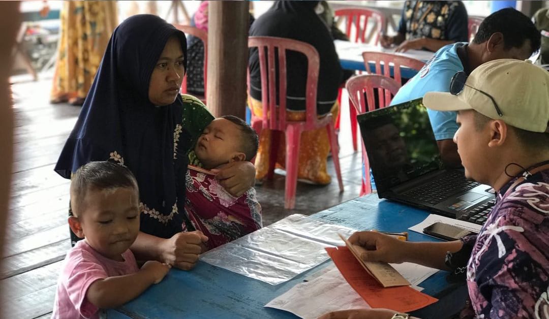 BANYAK MANFAATNYA: Salah satu warga Sidoarjo memanfaatkan program jemput bola Dispendukcapil untuk mengurus KIA. (IST/Dispendukcapil)