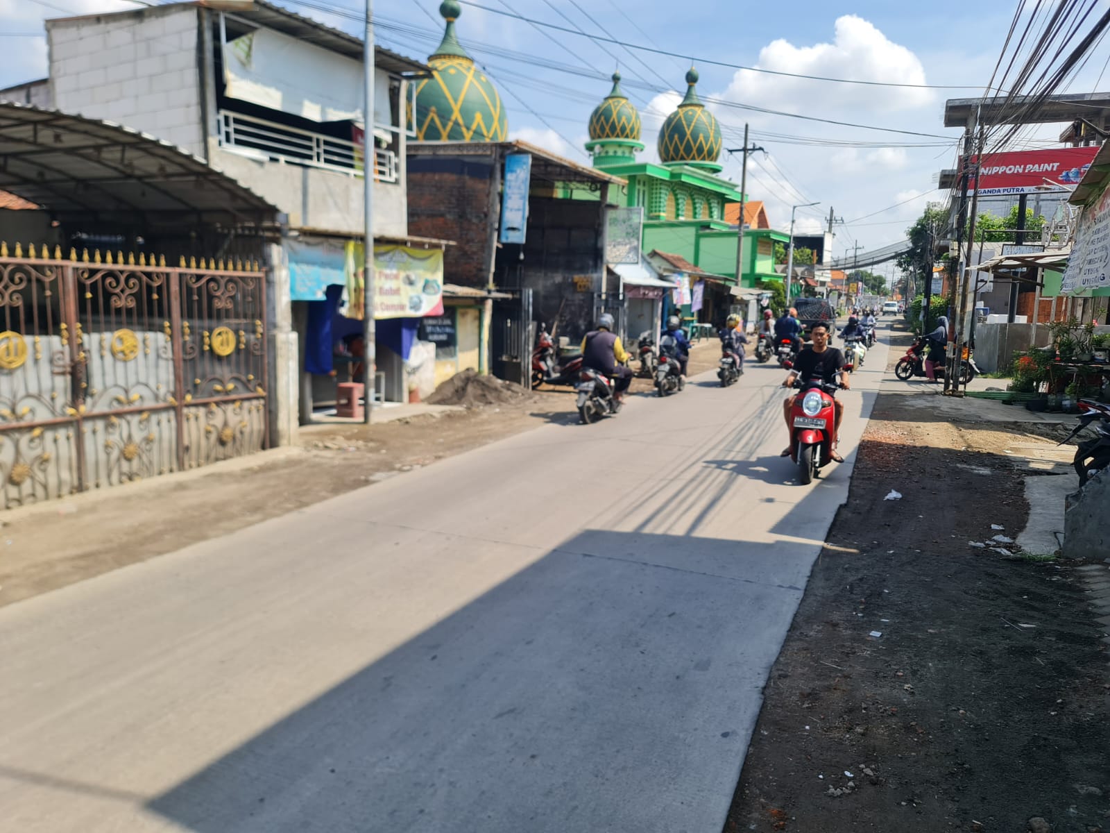 TAMBAH SALURAN: Jalan Geluran-Suko sudah rampung dibeton. (IST)
