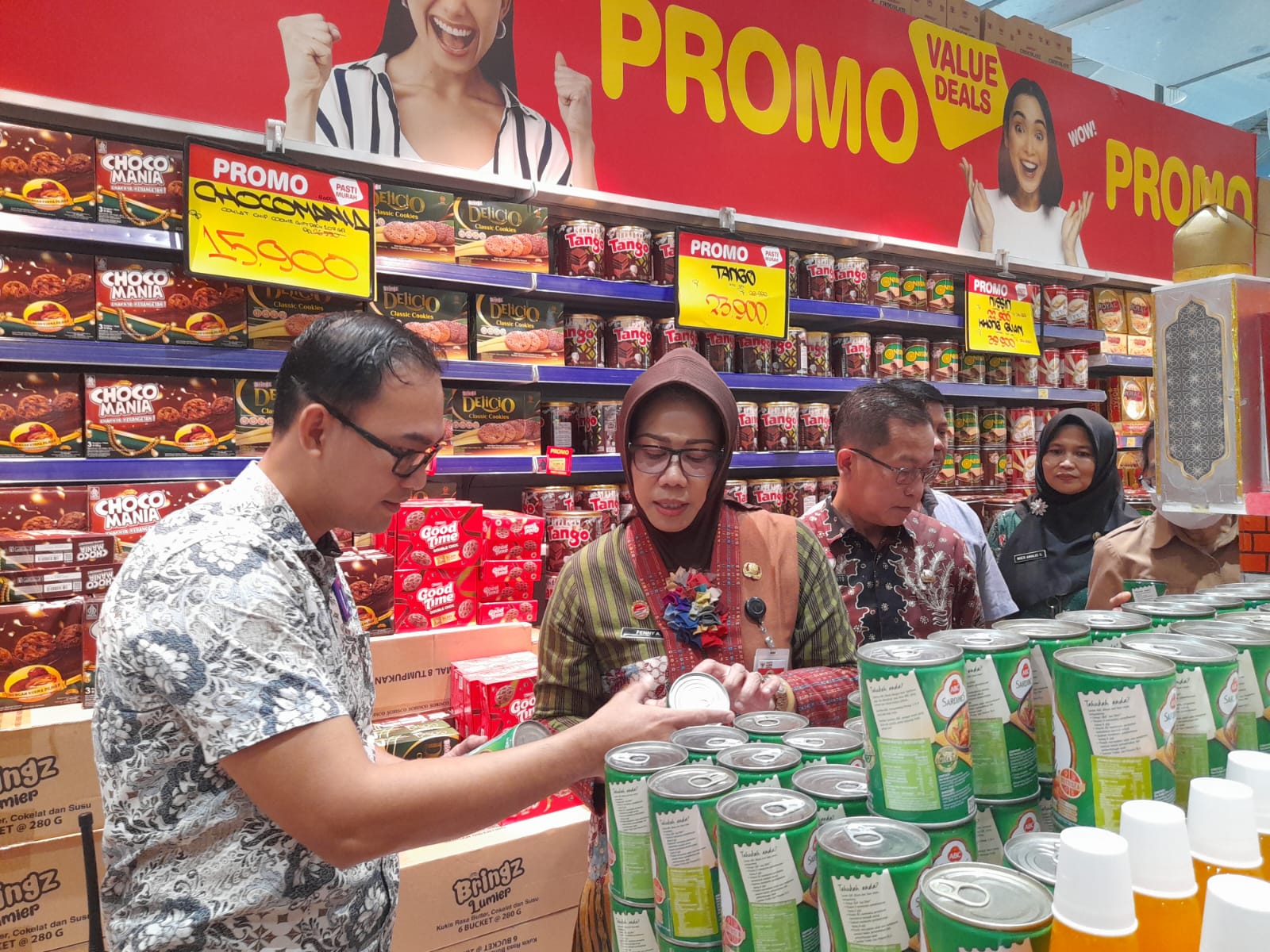MENINJAU PRODUK: Sekda Sidoarjo Fenny Apridawati saat sidak di Hypermart Lippo Plaza. (M SAIFUL ROHMAN/RADAR SIDOARJO)