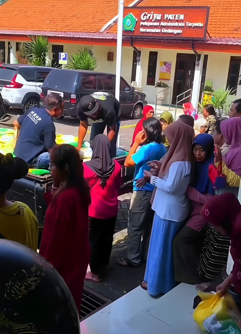 MURAH: Warga terlihat mengantre untuk membeli sembako dengan harga murah di Pasar Murah di Kecamatan Gedangan. (IST)