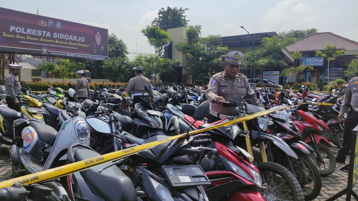 HASIL RAZIA : Ratusan motor diamankan di Lapangan Mako Polresta Sidoarjo. (DIKY PUTRA SANSIRI/RADAR SIDOARJO)