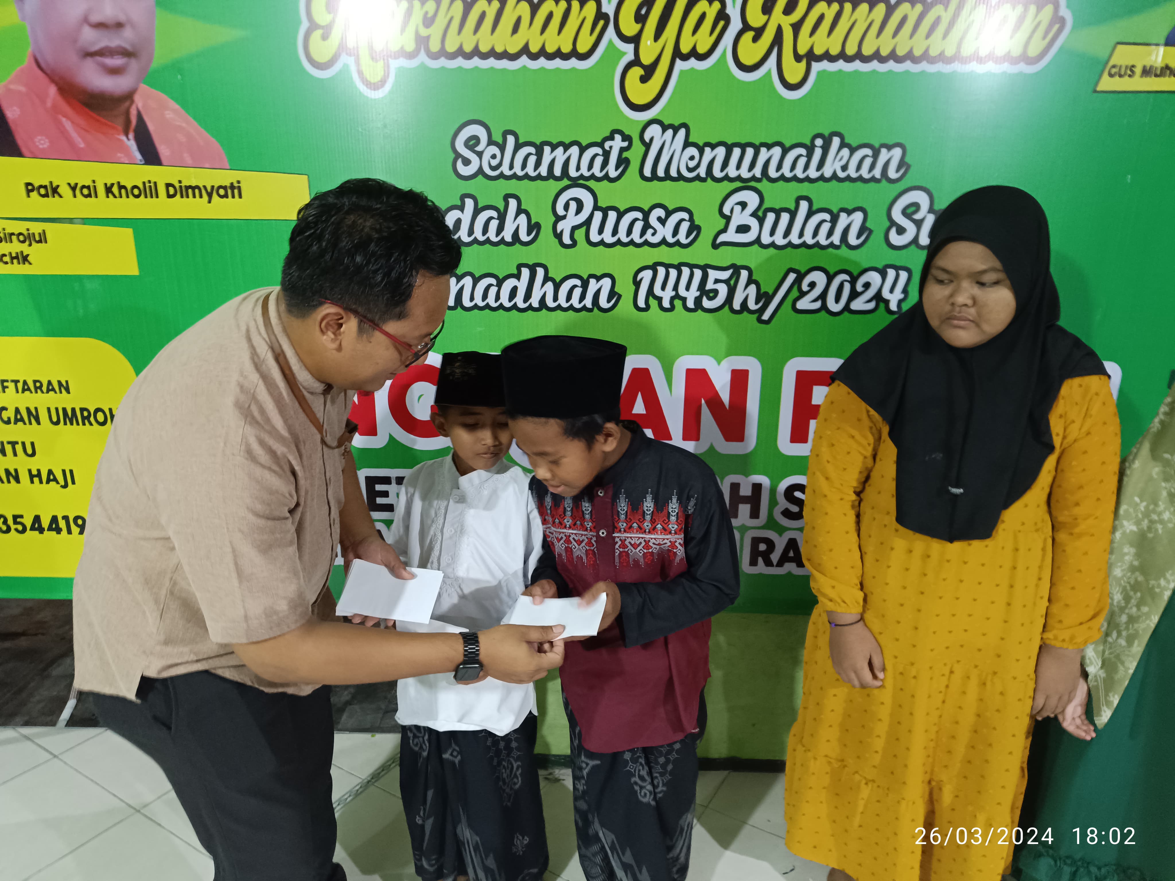 SOSIAL: Penyaluran bantuan untuk anak yatim piatu di Krian oleh Kanca BRI Krian.