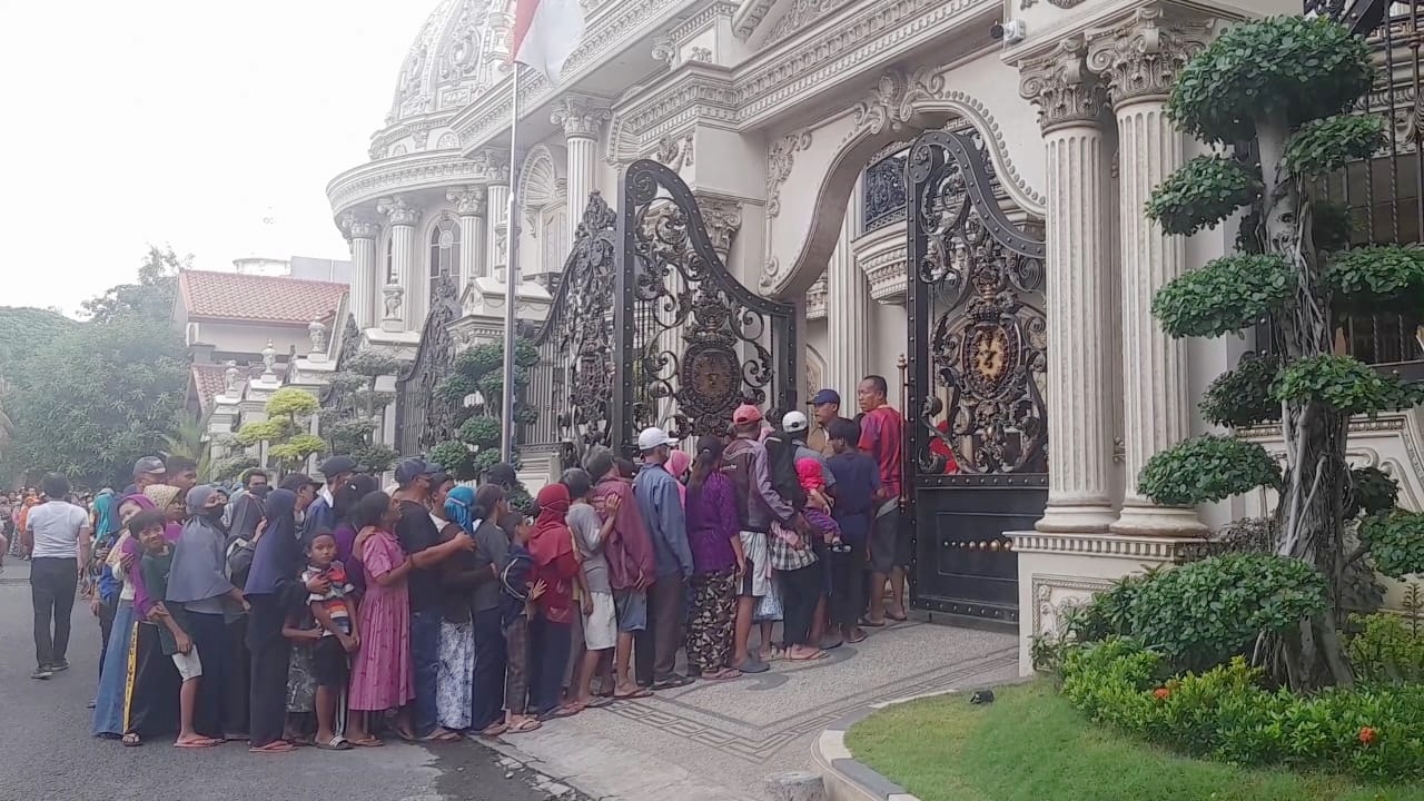 PANJANG: Antrean warga yang menunggu pembagian takjil gratis di rumah Sultan Sidoarjo. (M SAIFUL ROHMAN/RADAR SIDOARJO)