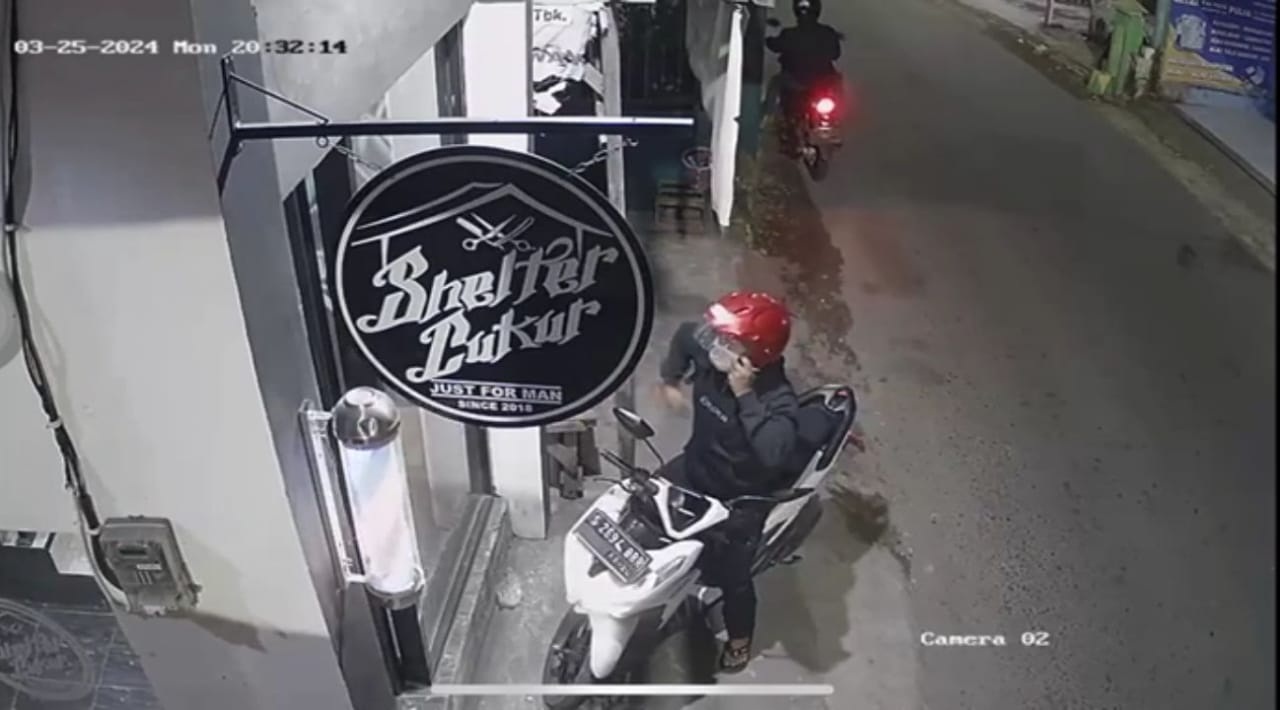 NEKAT : Maling motor terekam CCTV saat beraksi. (DIKY PUTRA SANSIRI/RADAR SIDOARJO)