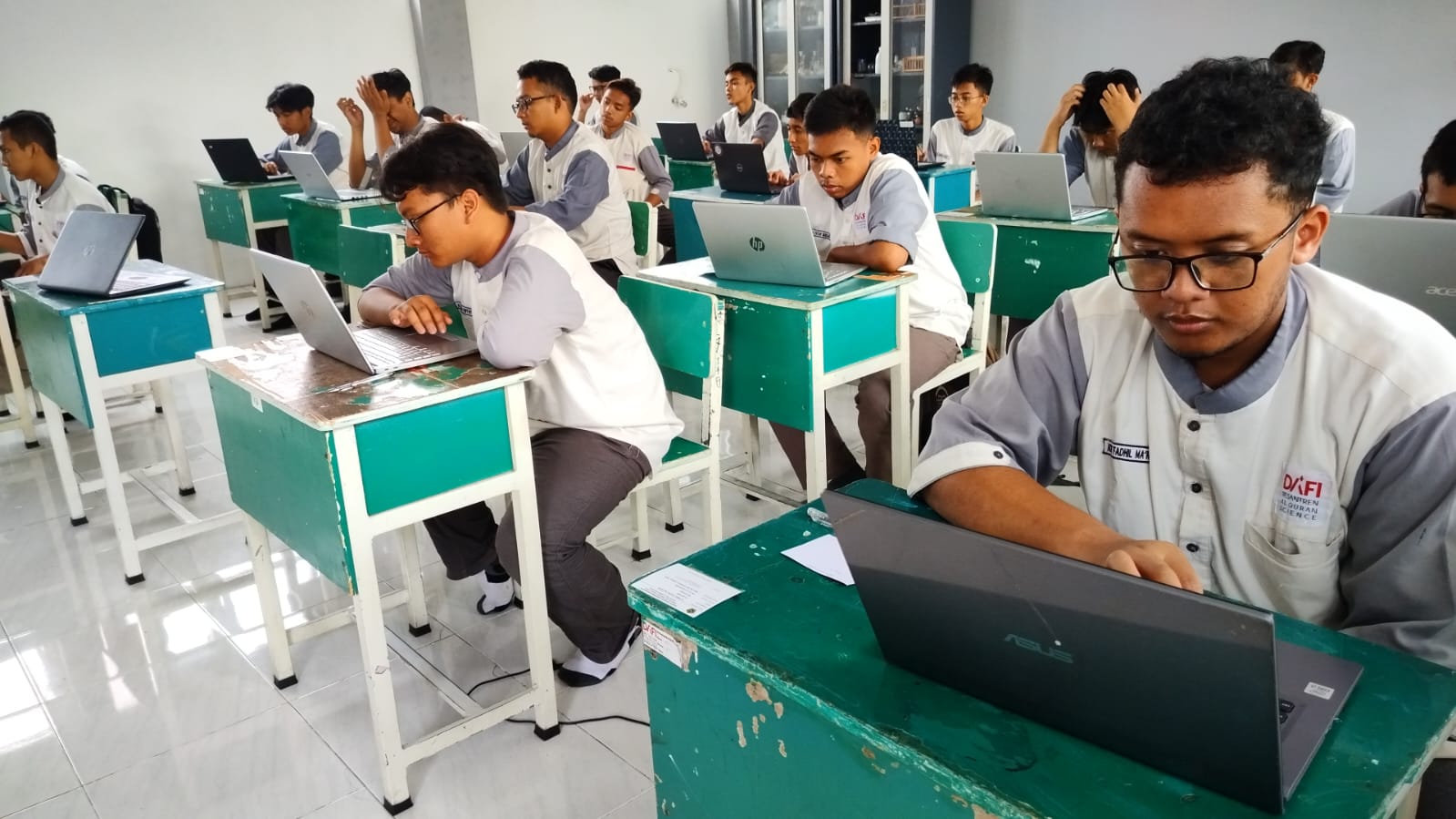 FOKUS: Santri kelas 12 MA DAFI dengan serius menyelesaikan Asesmen Madrasah. (IST)