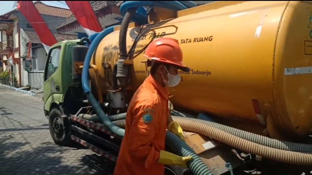 BERSIHKAN LIMBAH DOMESTIK: Salah satu truk sedot tinja milik UPTD PALD Sidoarjo saat sedang melayani masyarakat. (IST)