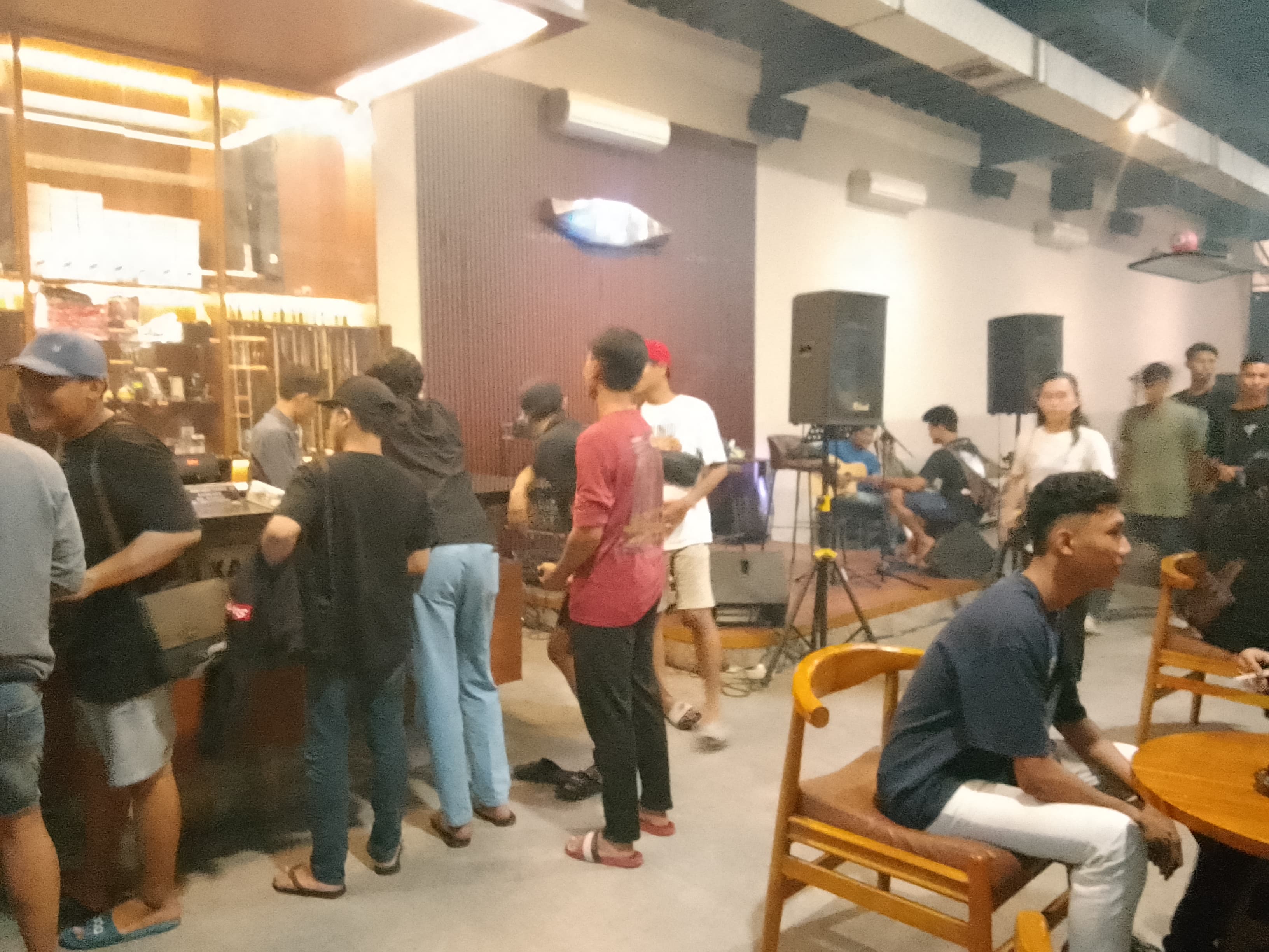 DIOBRAK : Para pengunjung tempat biliar membubarkan diri. (DIKY PUTRA SANSIRI/RADAR SIDOARJO)