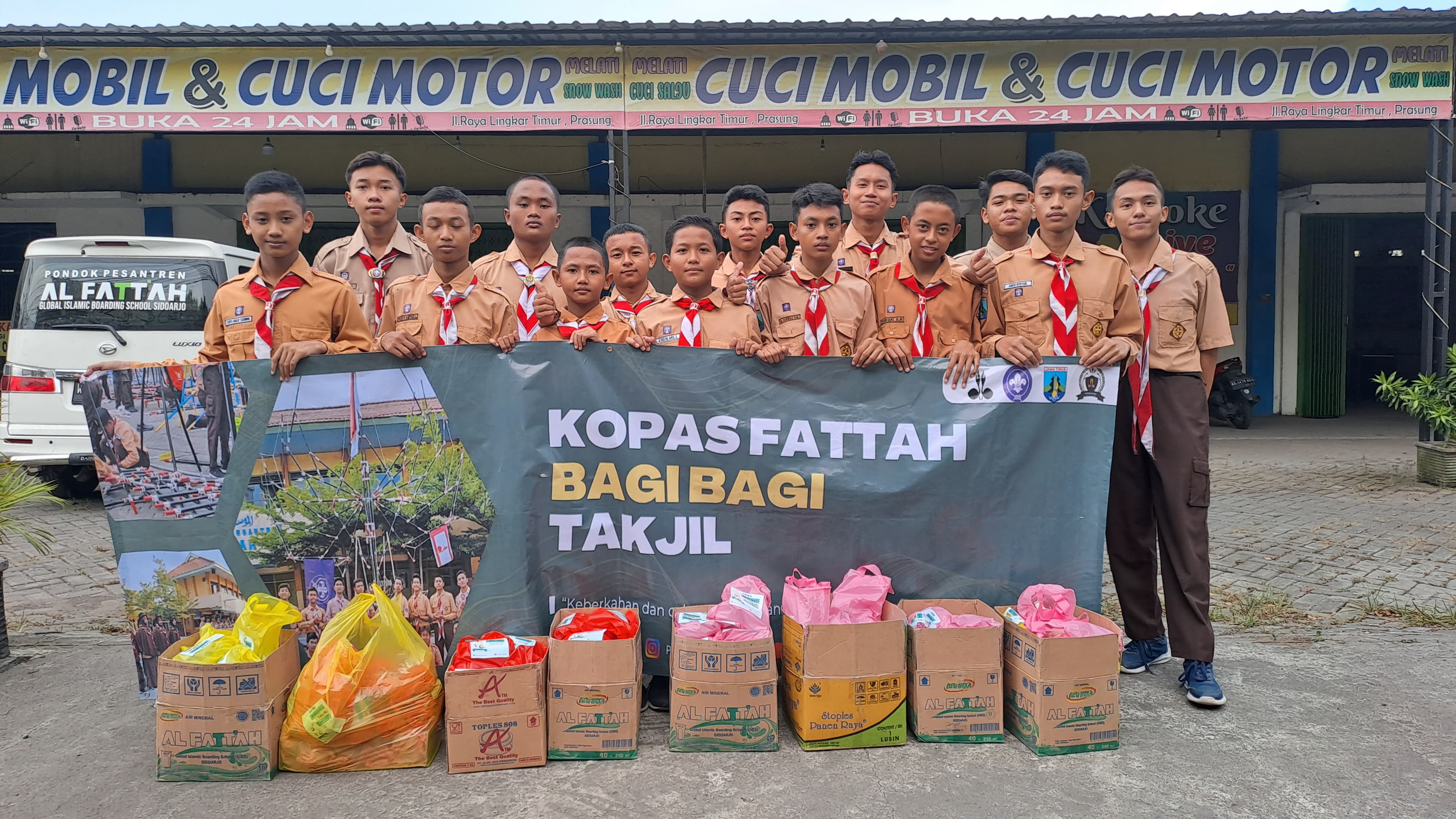PEDULI: Pramuka Al Fattah Sidoarjo saat membagikan takjil gratis. (IST)