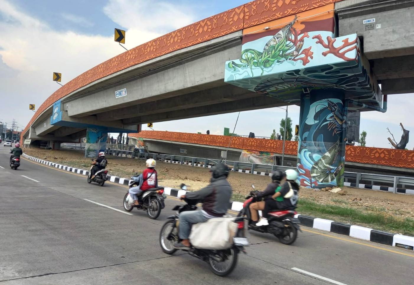 KREATIF: Mural di pilar peyangga Flyover Aloha menarik perhatian. (ANNISA FIRDAUSI/RADAR SIDOARJO)