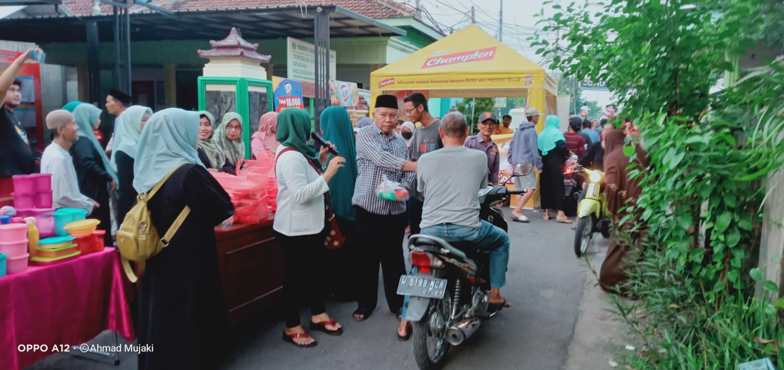 PEDULI: Kades Boro, Kecamatan Tanggulangin, Sidoarjo Mochammad Shoichunnuruddin (berkopyah) ikut membagikan takjil.