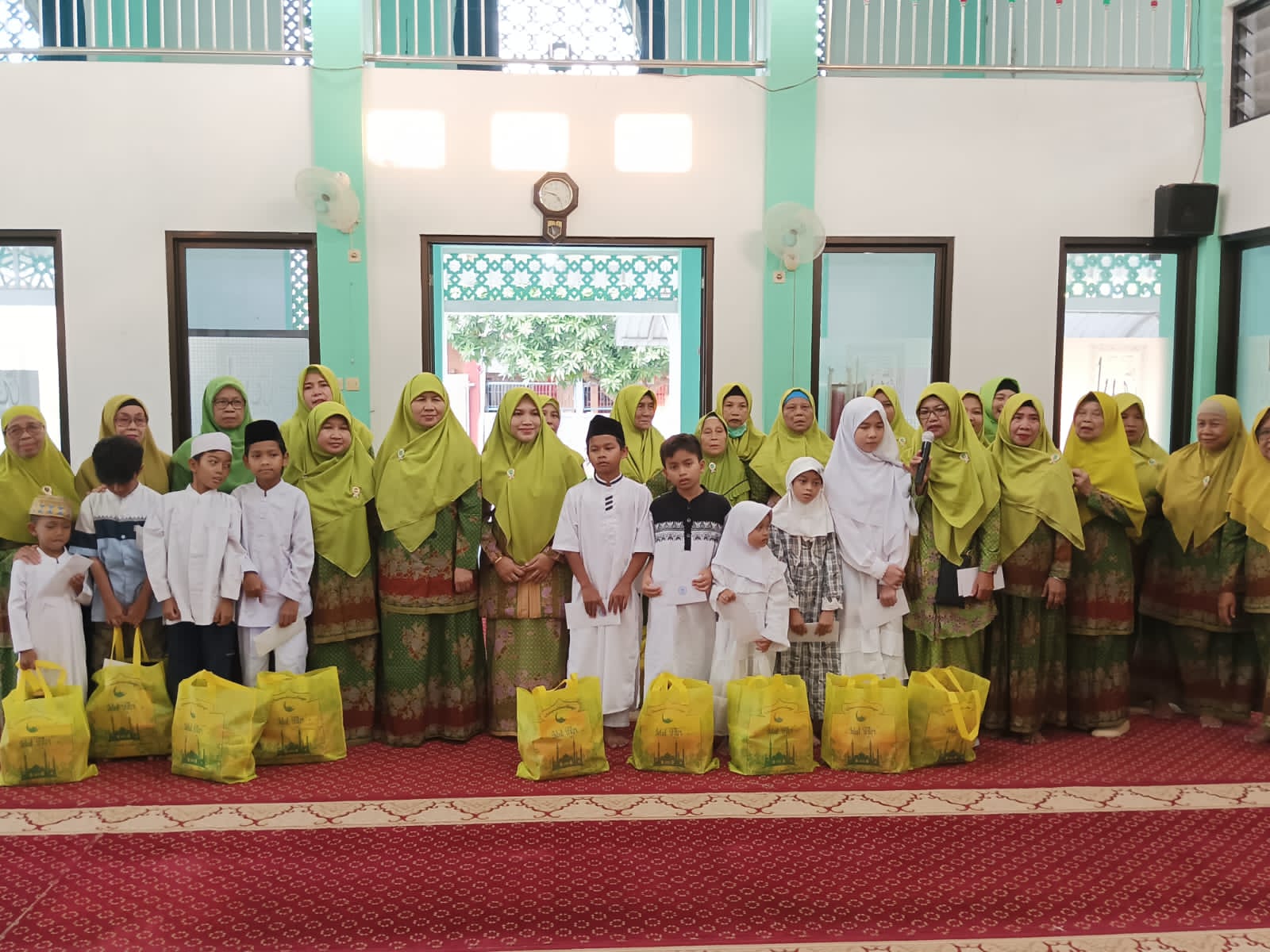 BERBAGI: Anak yatim piatu bersama pengurus Muslimat Ranting MCA Desa Boro, Kecamatan Tanggulangin, Sidoarjo.