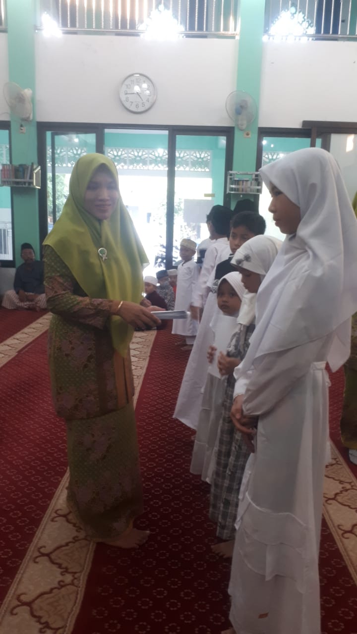 INSPIRATIF: Penasihat Muslimat Ranting MCA Desa Boro, Kecamatan Tanggulangin, Sidoarjo DR. Hj. Lilik Hamidah., S.Ag., M.Si., memberikan santunan kepada anak yatim.