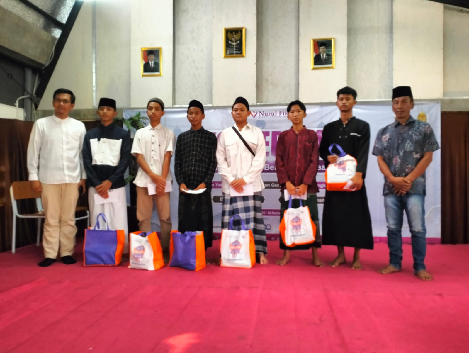 PEDULI: Foto bersama Kepala SMP Nurul Fikri Sidoarjo Muammal Jasin (baju putih kiri) saat membagikan bingkisan kepada guru ngaji. (ANAS/RADAR SIDOARJO)